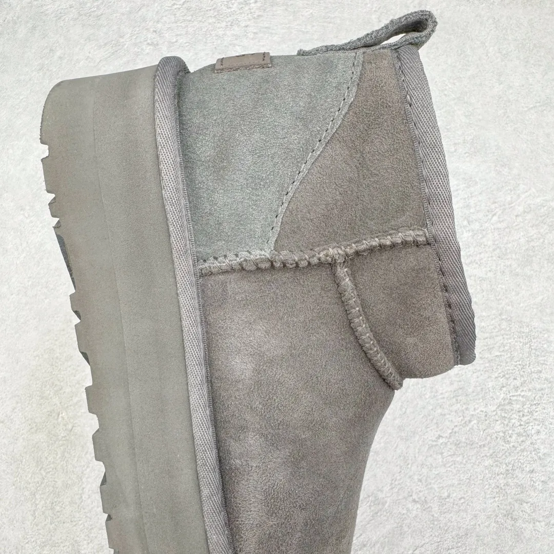 Pick up locally 💰520 UGG 5092 Classic autumn and winter sheepskin and fur integrated snow boots. All shoes are made of ZP. Longfeng A-grade Australian imported sheepskin and fur integrated brand OEM production line. Fully follow the ZP process. OEM original pattern maker. Adhering to the principle of no original shoe development and selection. Pay attention to every detail. The most authentic version on the market. TREADLITE "Light Wing" technology outsole. Light/durable/flexible/pile size: 35 36 37 38 39 40 Coding: by2936070